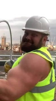 Çeliği büküyor ve çatıda iyi vakit geçiriyor