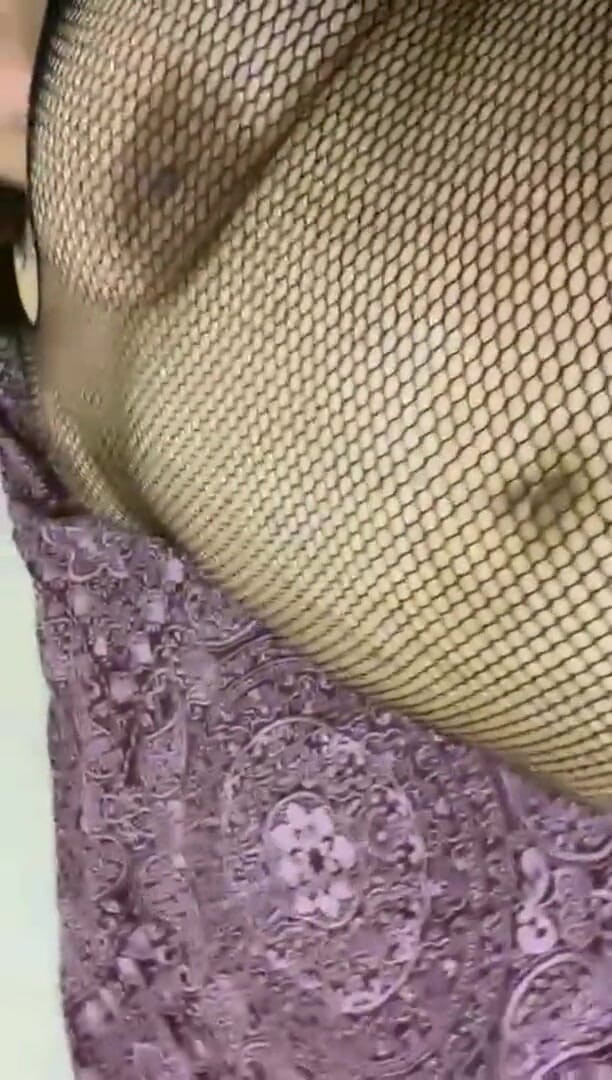 Indian fuck queen: Wildenglishbbw nằm trên giường trong bộ đồ lưới cá