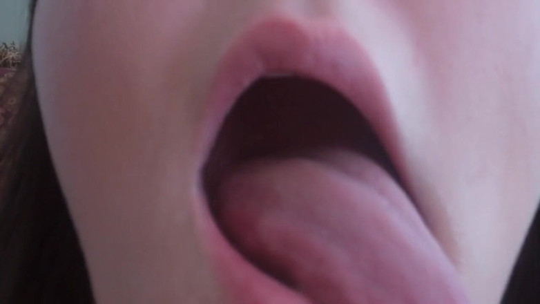 Sexy Amateurz: Она показывает свой красивый язык крупным планом