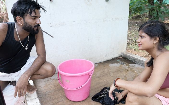 Kamasutra61: Evin iki hizmetçisi çalışırken sahibinin yatak odasını sikiyor