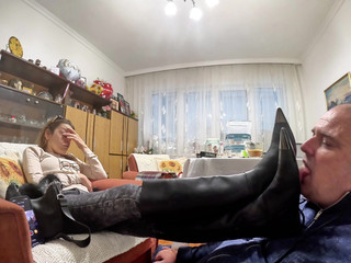 Mistressyammyboots: Adoro sentire la lingua sulle mie suole