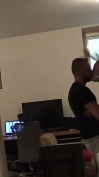 Yakışıklı bir adam Tatour heteroseksüel bir adam tarafından sevişiyor