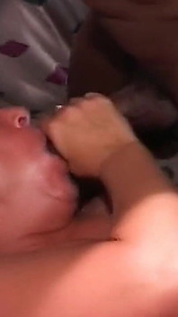 Une MILF mature pulpeuse se fait baiser dans les vestiaires par des bites bien dures