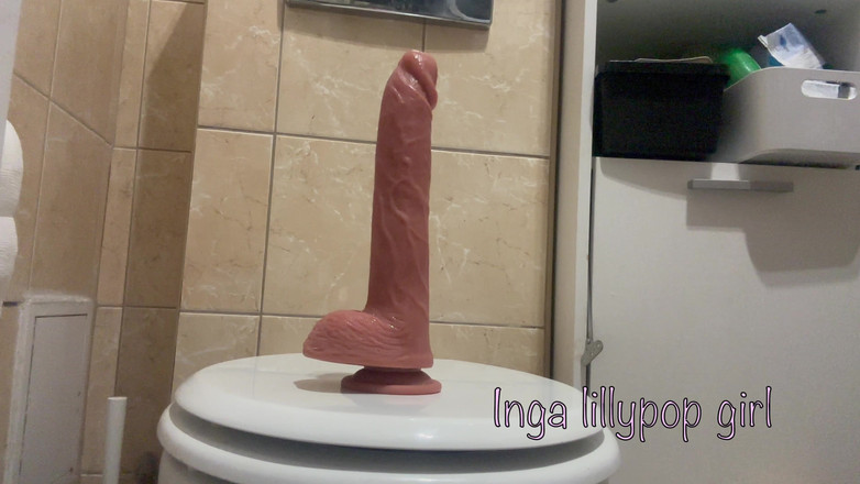 Inga lillypop girl: Mager meisje masturbeert