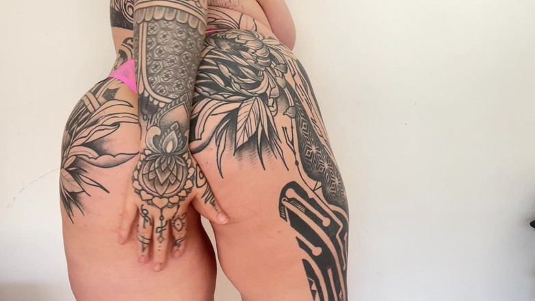 Miss Valentina: タトゥー入り女神の尻崇拝