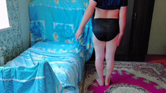 Kitty_Cross: Hravá trans dívka škádlení s měkkým hedvábným oblečením