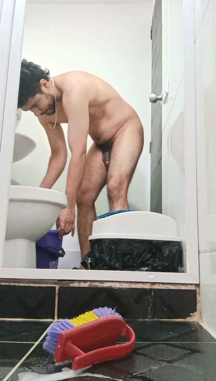 Tommhot: A Large Amount of Urine From My Uncut Cock