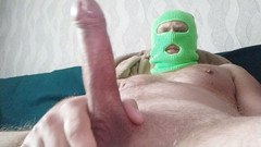 Guy big cock cum: Nadržený gay masturbuje jeho obrovského ptáka a sperma - Velký čůrák.