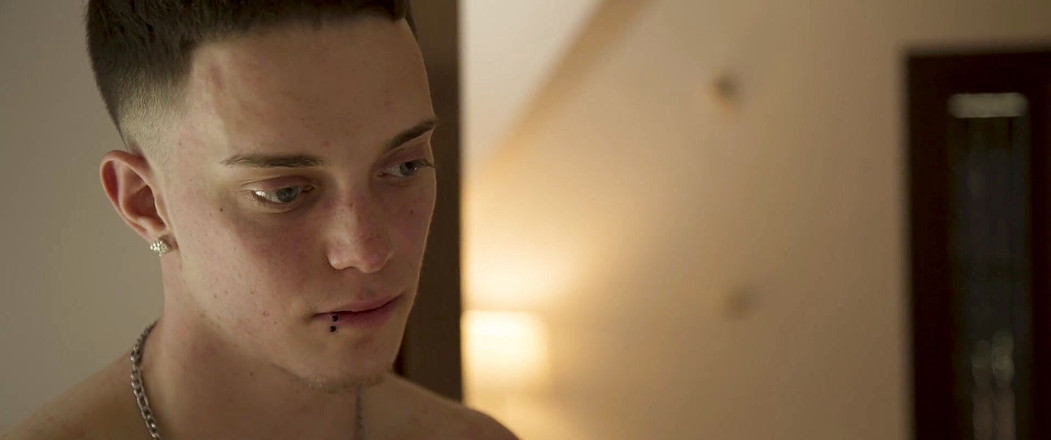 Verso Cinema: Sexy tetovaná teenagerka dostane spitroasting ve trojce