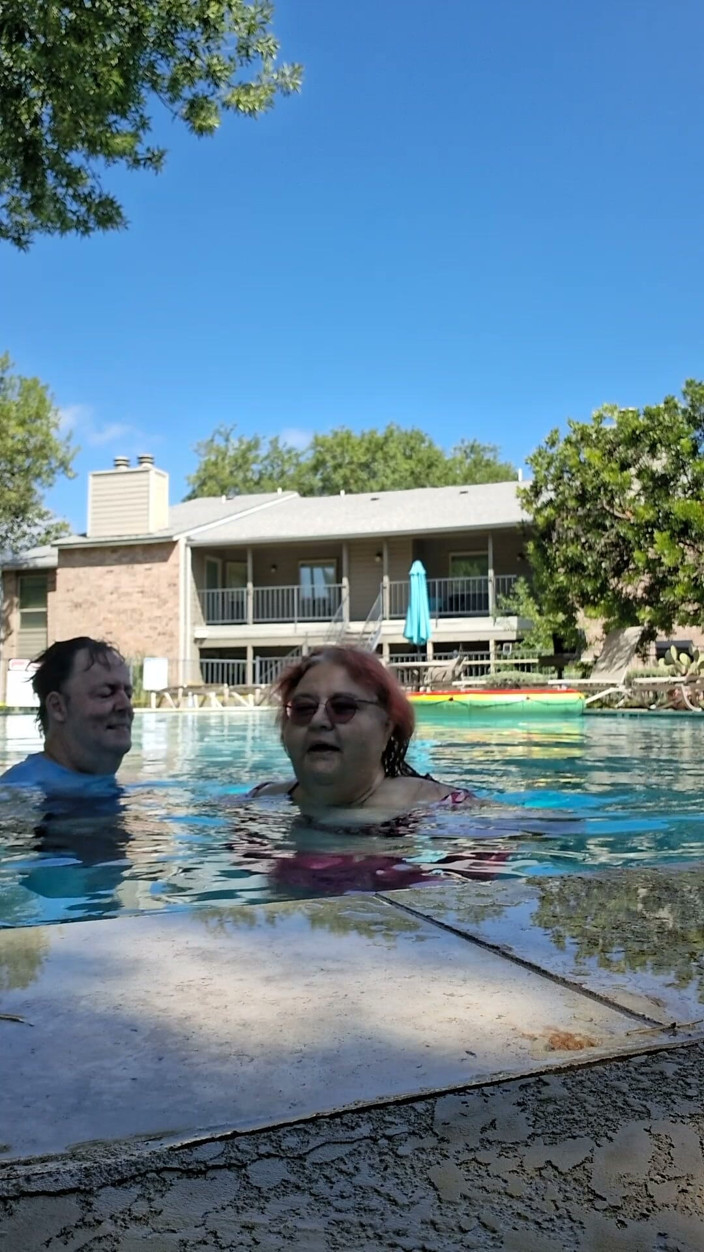 BBW nurse Vicki adventures with friends: زوجان سمينان يحبان تقبيل المسبح!