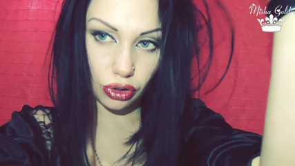 Goddess Misha Goldy: Rote lippen mit goldenem zur zeit