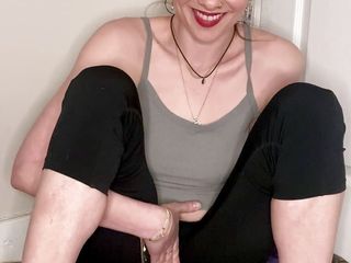 Roxie Madison Kenton 69: वेश्या की तंग गुलाबी रसदार फुहार छोड़ने वाली चूत लेगिंग पर वीर्य निकालती है