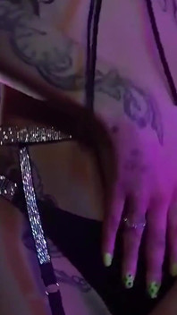 Si cantik cantik berkongkek keras dengan air mani di muka. Video untuk suami cuckold