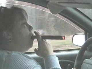 Smoking dawn: Enorme tabaco en el coche