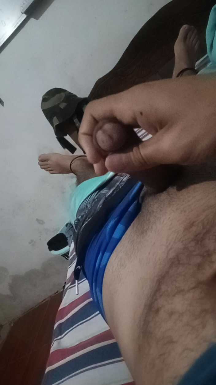 Cute boy jerks off: Gadis 18 tahun lagi asik kontolnya waktu tetangganya lagi di luar...