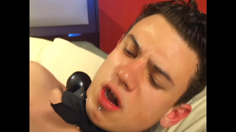 The Transexuals Megastore: Muž se snaží udělat sexem šemaleovi