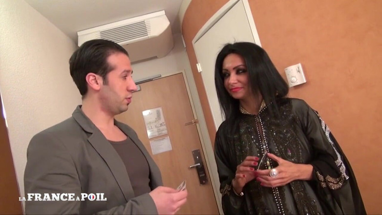 Papy Viewer: Sexy brunetka s chlupatou kundičkou je naštvaná