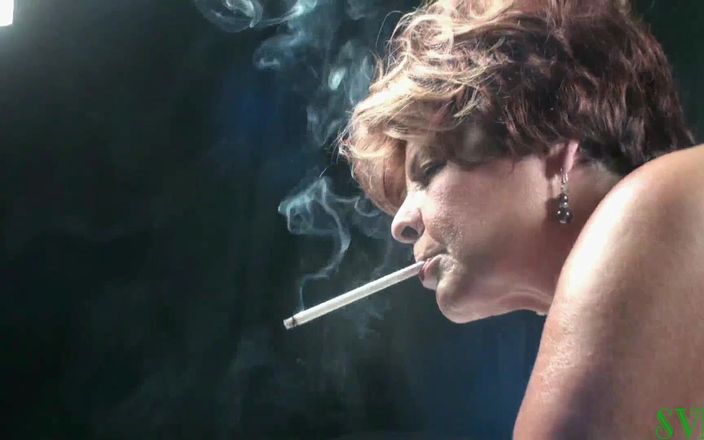 Nasty grannies: Keten rokende oma masturbeert en poseert