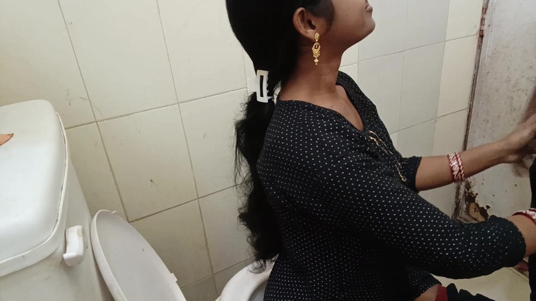 AmpleOunce283: Zatímco Bhabhi seděla na záchodě a dělala nočník, sledoval jsem...