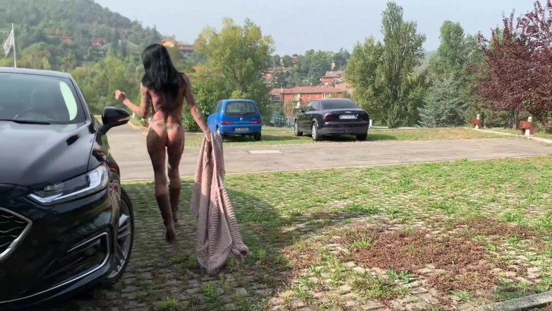 Megan Inky: Bir parkta soyun