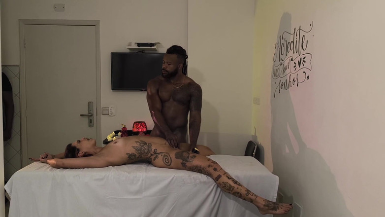 Nurseblack: Něžný paroháč vzal manželku na tantrickou masáž s nadanou černou částí 5
