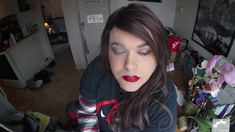 Miss Alina Paige: Une trans mignonne fume (non nue)