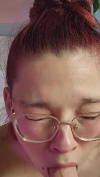 มุมมอง POV ฉันคุกเข่าดูดควยเธอ จ้องตากันตลอด
