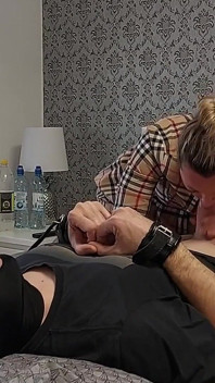 La moglie infedele ha scopato il vicino - il marito ha mangiato il suo sperma dal preservativo e il proprio sperma per il dessert