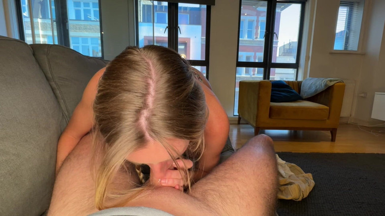 Mr Moneyshot: Pequena loira é fodida por Matt e recebe a gozada