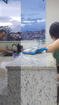 Ateşli evli kadın boşalana kadar mutfakta sikişirken gavat bulaşıkları yıkıyor