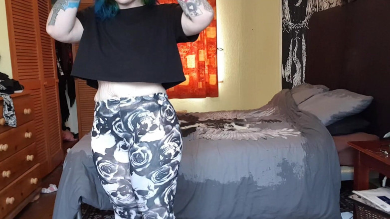 Tattooed Milfy Mama: PAWG in leggings strecken und kommen