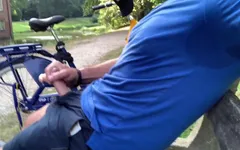 Bir park bankında mastürbasyon yapıyor ve çabucak boşalıyor