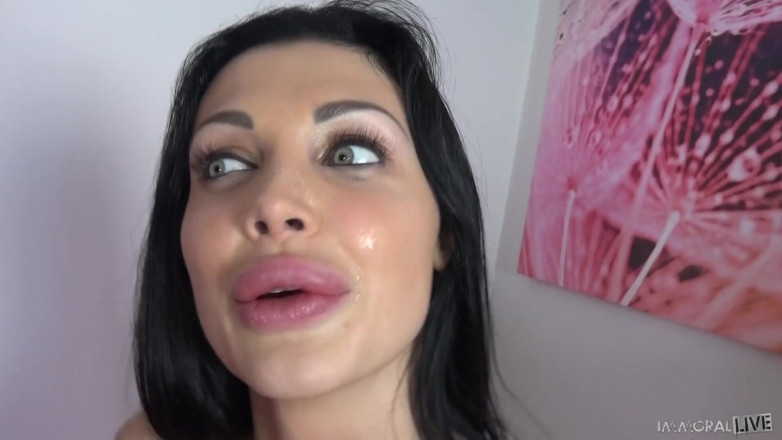 Immoral Live: Alleta yaşayan esmer bir barbie