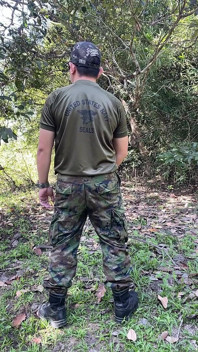 Napalona Solider Thai szarpie się i spuści w pracy