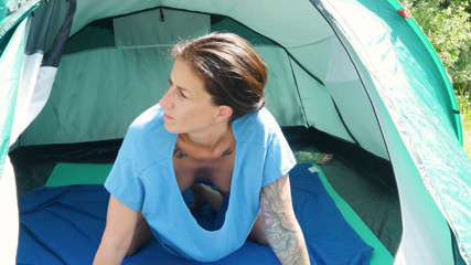 Peaches and Bananas: Nudystka MILF Alzbeta - Pod bluzką