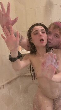 Prachtige tiener wordt geneukt als een speeltje onder de douche - Megan Marx