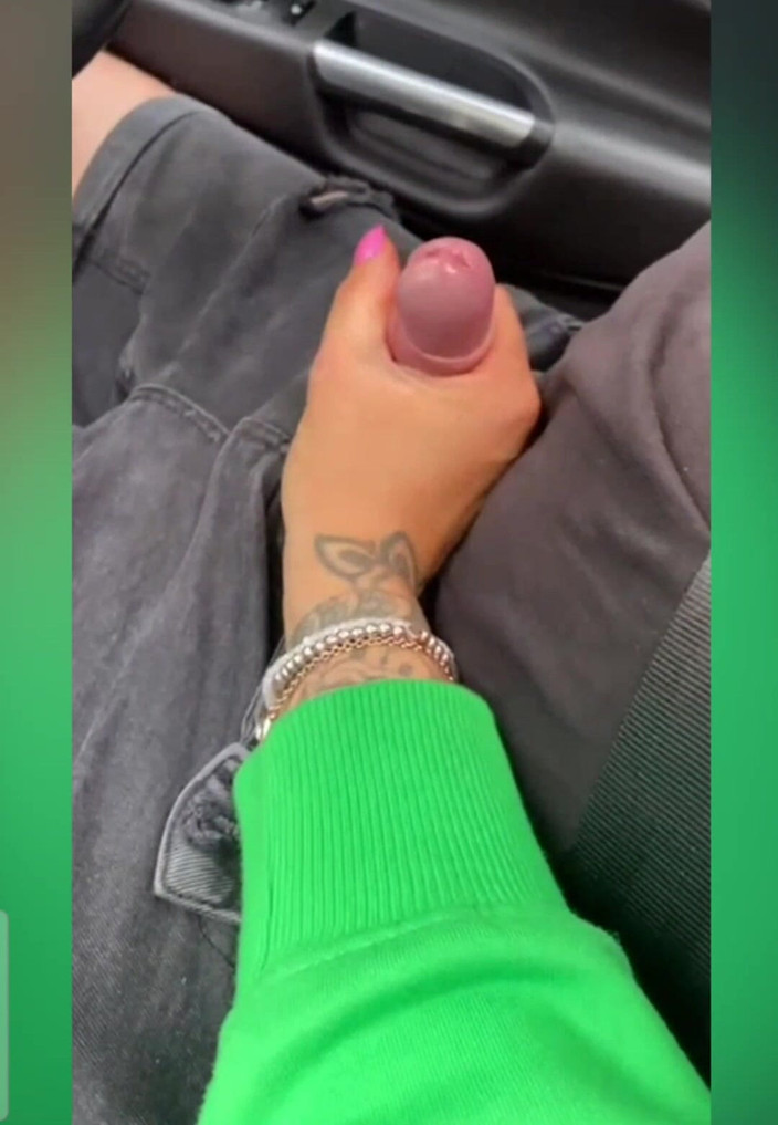 Only Owain: Honění v autě s obrovským výstřikem