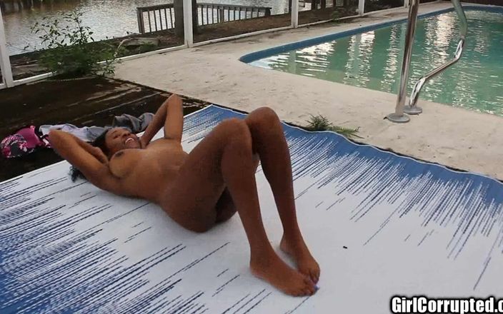 Girl Corrupted: Hete zwarte tieten Ivy excersize naakt op smerige vuile D-dek!