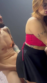 La Secrétaire Prend Une Creampie Dans Le Cul Du Patron En Fonction - Éjaculation Profonde En Gros Plan
