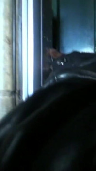 Une pute blonde coquine suce les rues pour une bite noire
