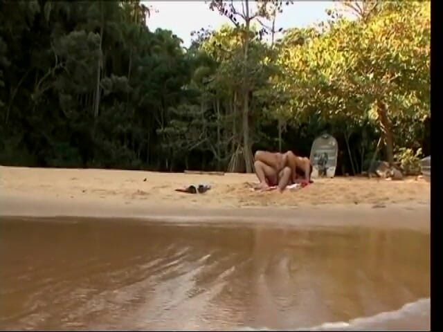 Latina Bang: Deslumbrante jovem latina leva em cada buraco bem na água