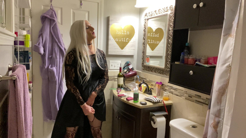 Sissy Bailey Wilde: Emo Crossdresser pune dopul de cur și se masturbează