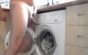 Sex hub male: ジョンは洗濯機の中でおしっこをしています