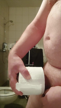 Carmen_Nylonjunge: Toiletrol En De Kleine Penis