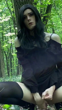 Transgirl, masturbation dans la nature avec éjaculation