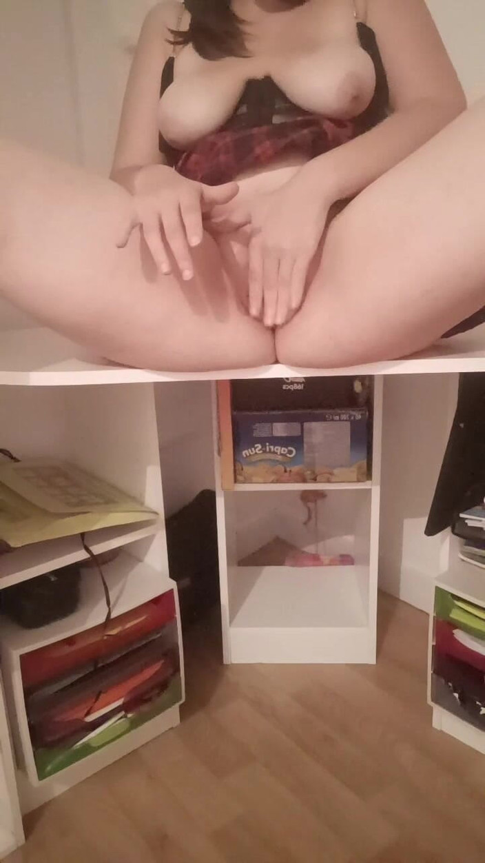 Rose Fleurs: Tôi tự ngón tay với dương vật giả 25 cm trong âm...