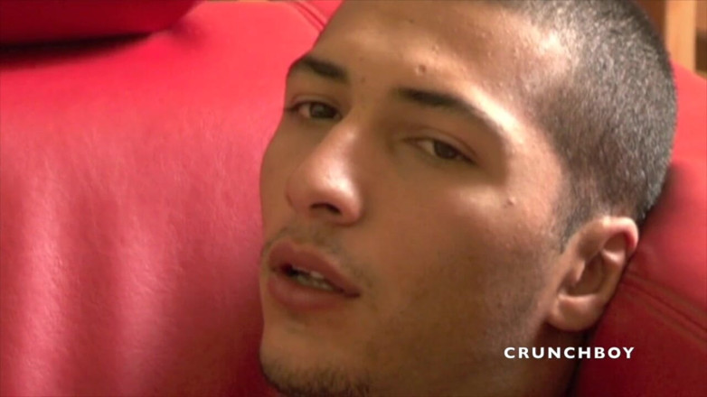 STRAIGHT BOY CURIOUS: Seksi Arap heteroseksüel bana yarağını gösteriyor