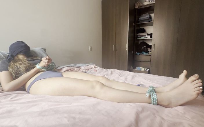 scarlettandc: Mostrando al mio schiavo come essere sottomesso
