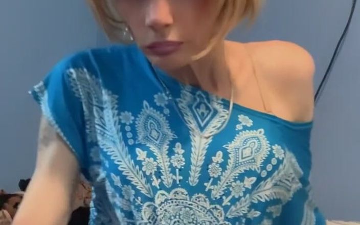 Lisa Luvly: 火辣短发金发女郎