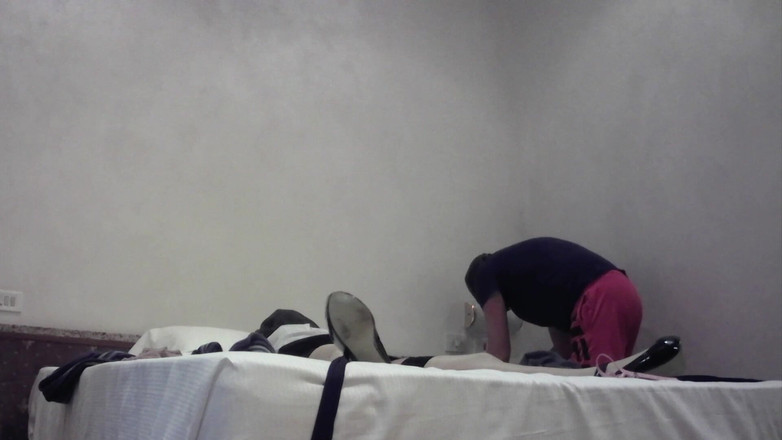 LauraOnHeels: ベッドに縛られ、目隠しされ、猿轡をされ、犯される熟女